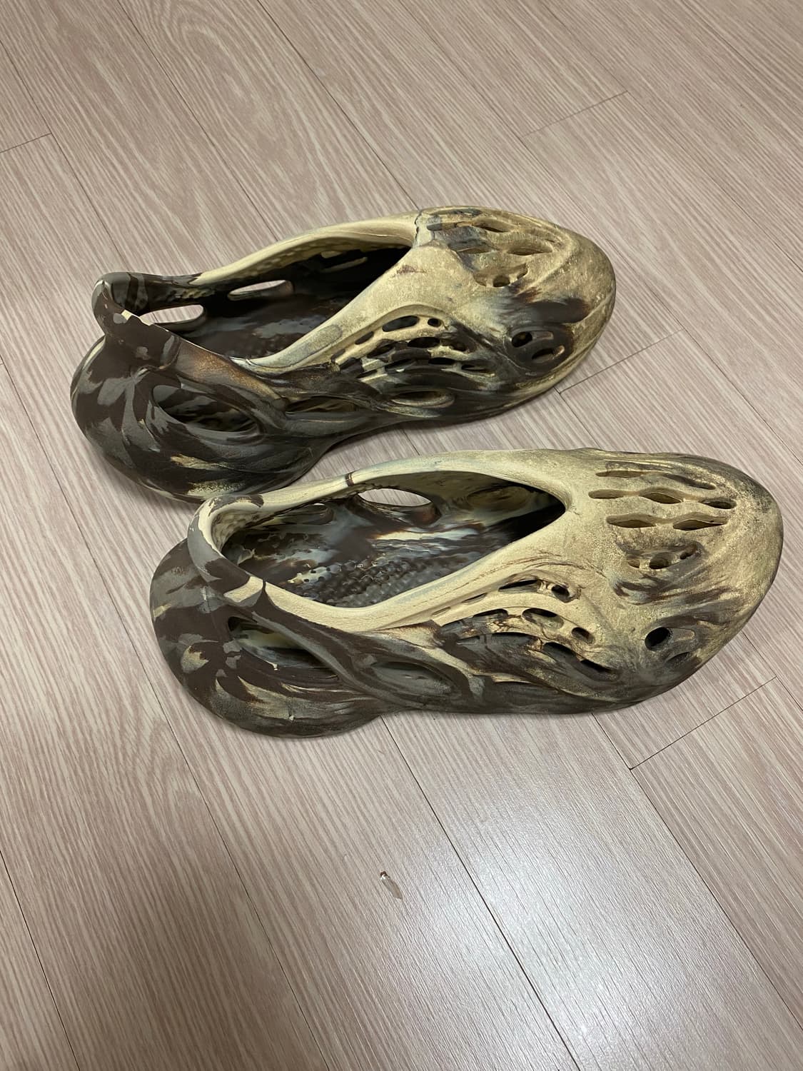 255 아디다스 이지폼러너 믹스크림 상품이미지1