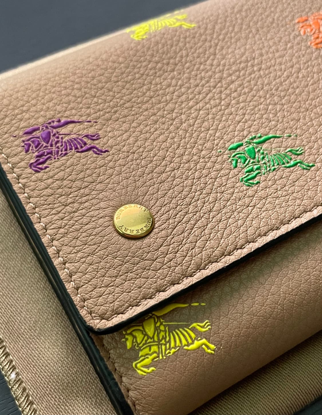 [새상품, 풀구성] 버버리 레더 기사 지갑 장지갑 Hollee EKD 상품이미지4