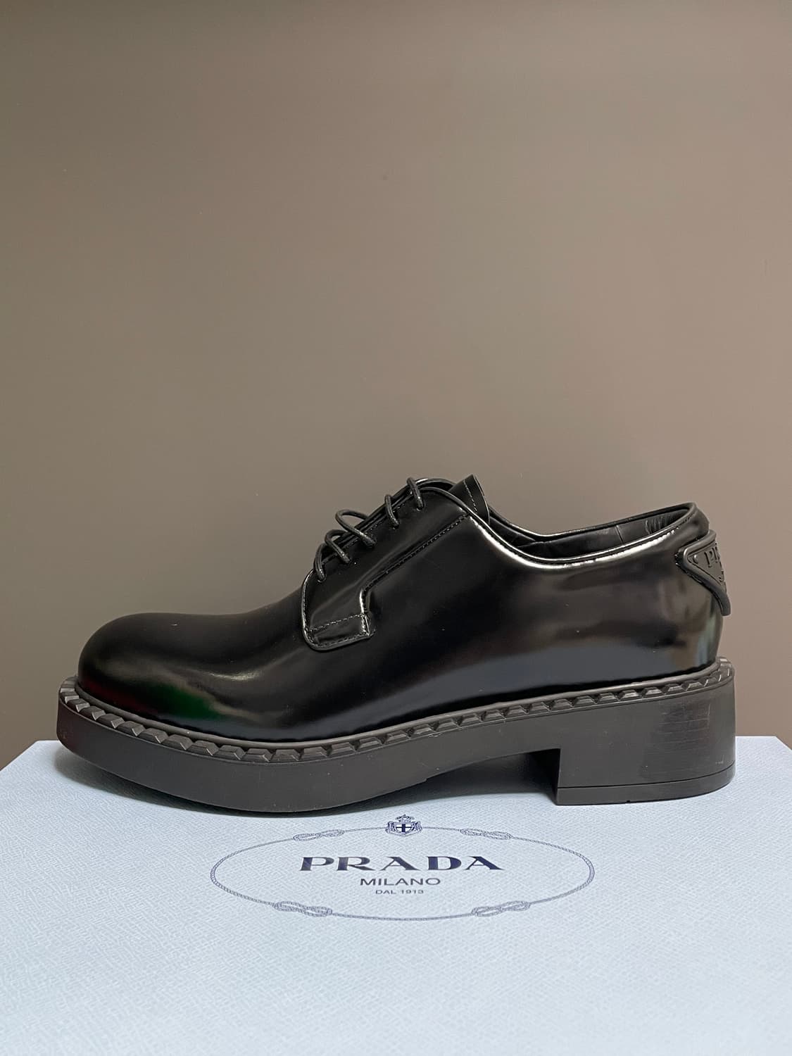 새상품 프라다 로퍼 더비 슈즈 삼각 로고 브러시드 구두 38 사이즈 상품이미지9