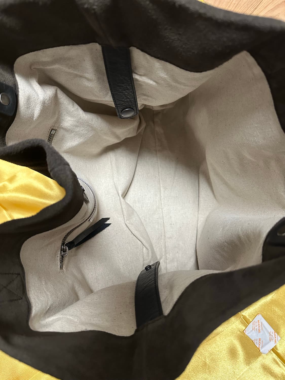 해칭룸 스웨이드 토트백 판매합니다. 상품이미지4