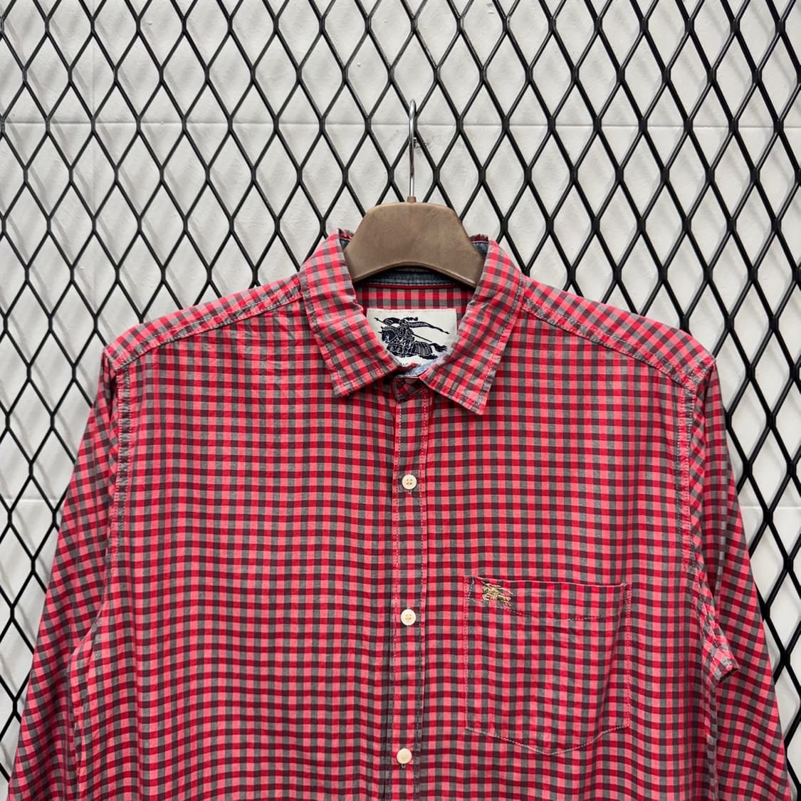 버버리 도트 체크 긴팔 셔츠 금장 로고 원포켓 디테일 레드 상품이미지3