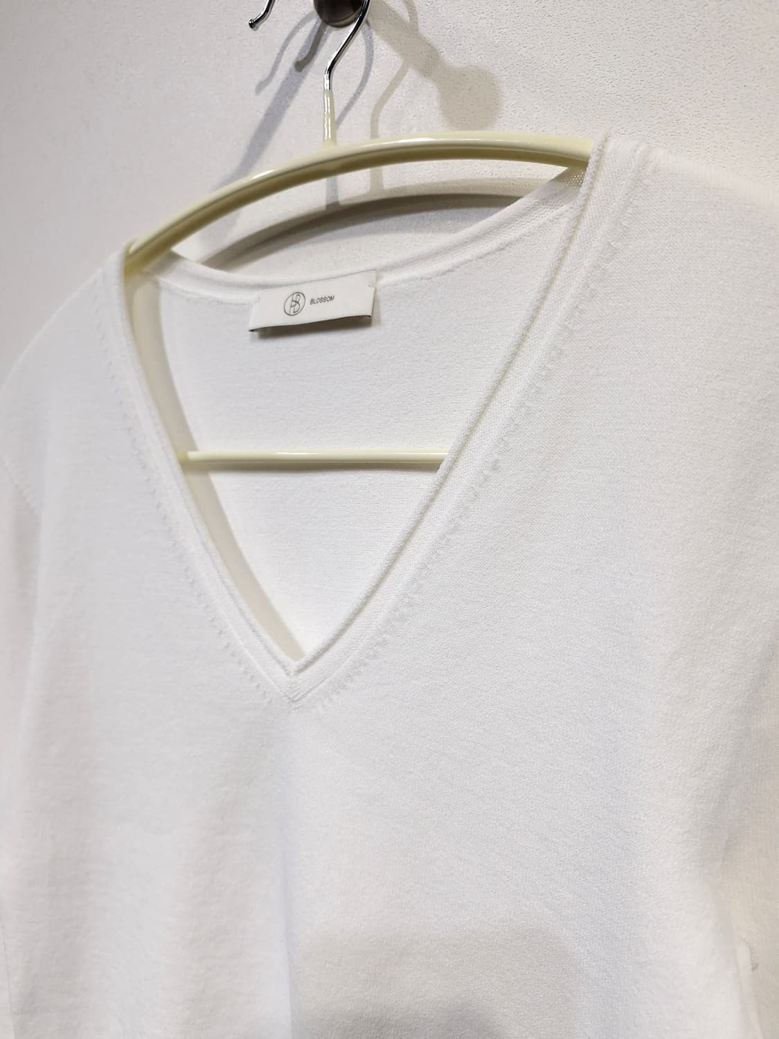 블러썸(BLOSSOM)25SS 홀가먼트 브이넥 니트 상품이미지3