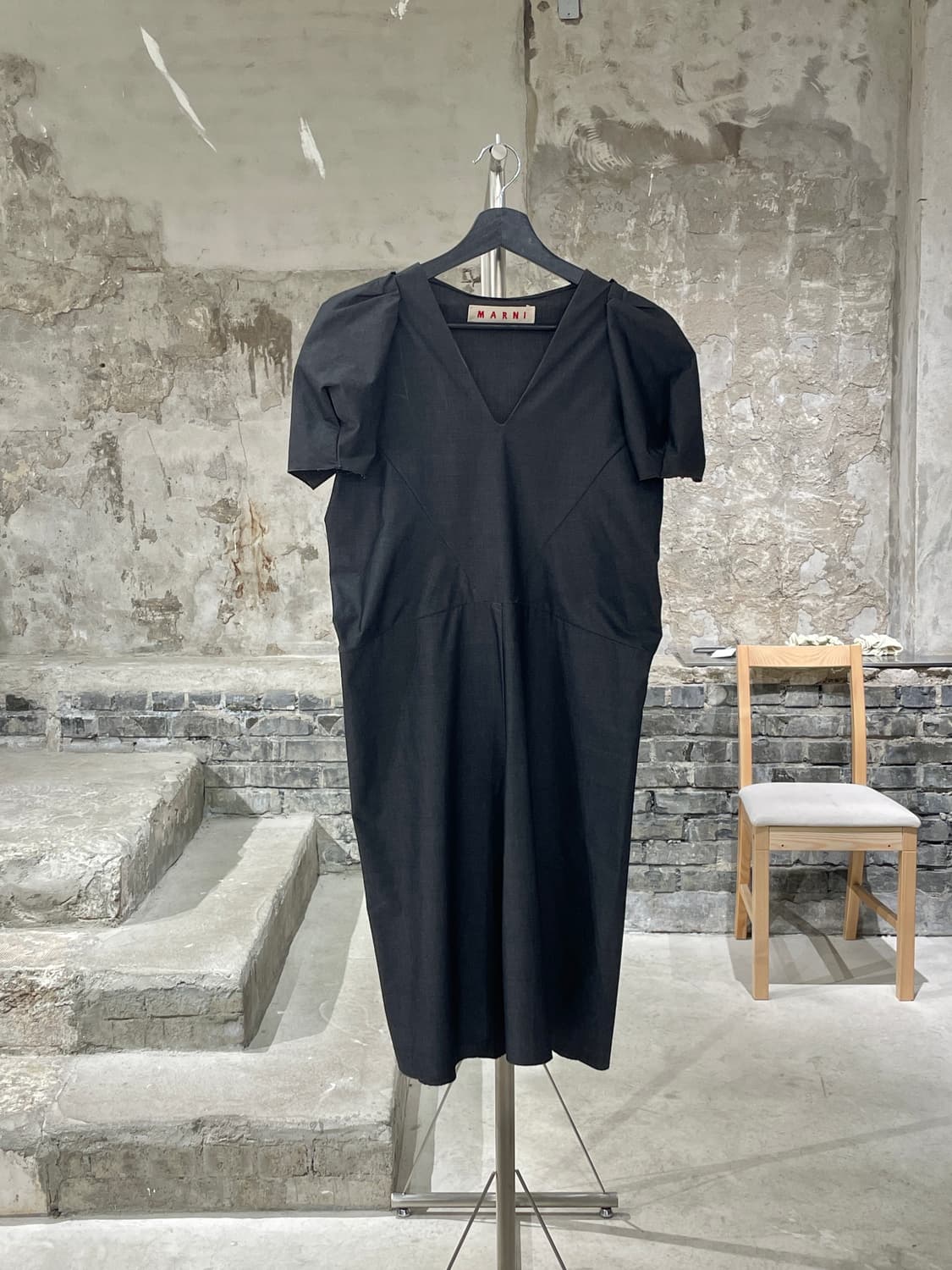마르니 차콜 퍼프 슬리브 V넥 코튼 미디 원피스 상품이미지1