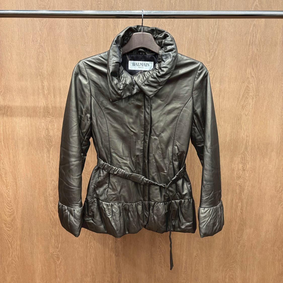 발망 하이넥 레더 펠럼 패딩 자켓 메탈릭 셔링 카라 벨트 디테일 브라운 상품이미지2