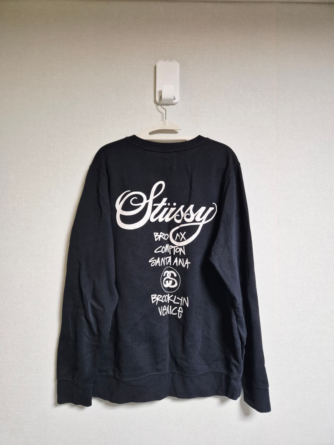 스투시 월드투어 블랙 맨투맨 상품이미지5