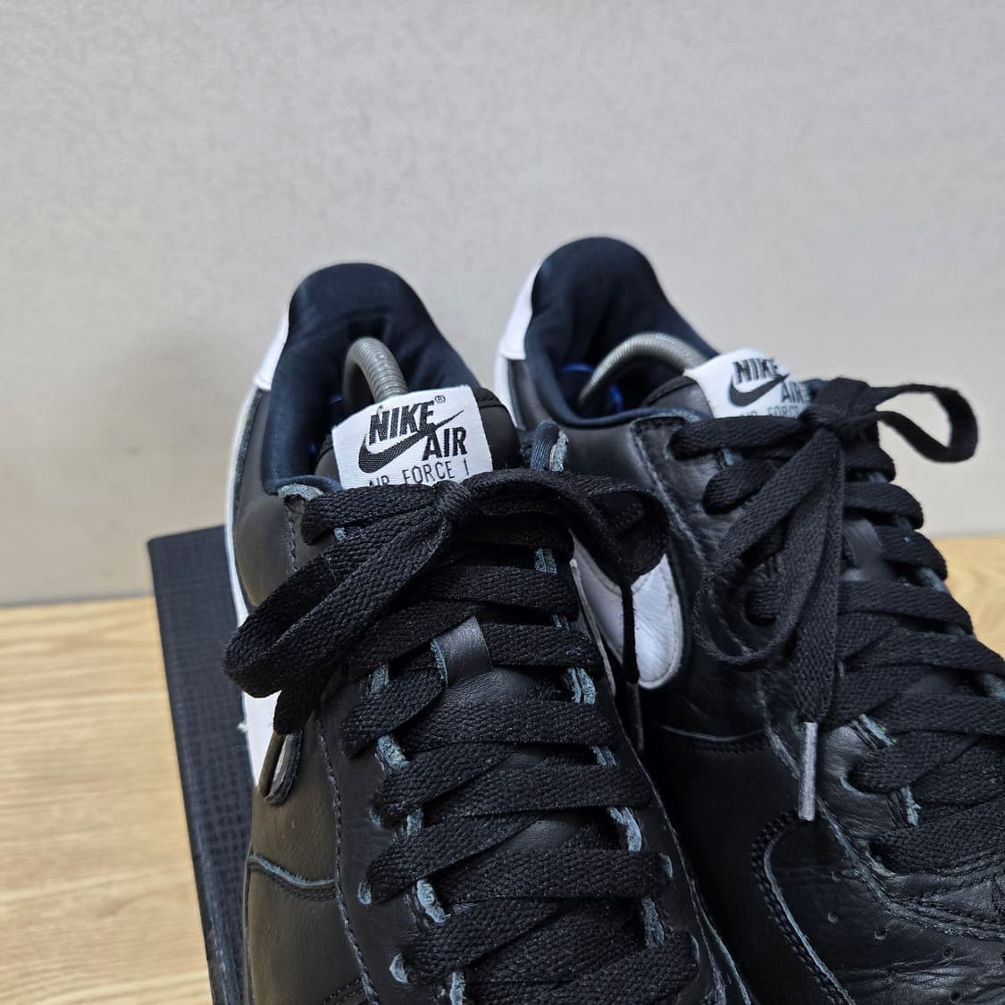 285 나이키 에어포스1 로우 레더 블랙 화이트 상품이미지6