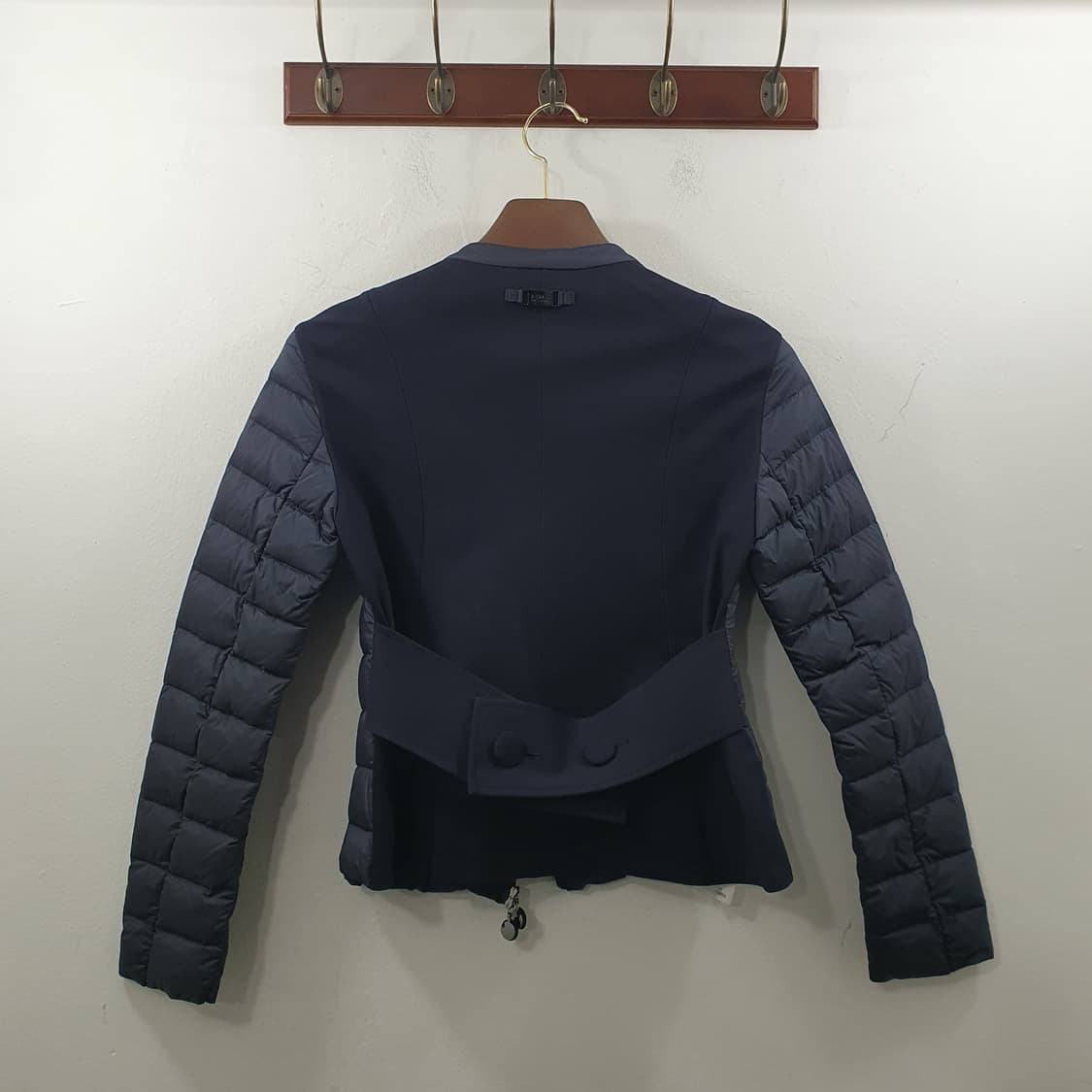 38 아르마니콜레지오니 여성 정품 덕다운 경량 패딩 점퍼 다크네이비 상품이미지9