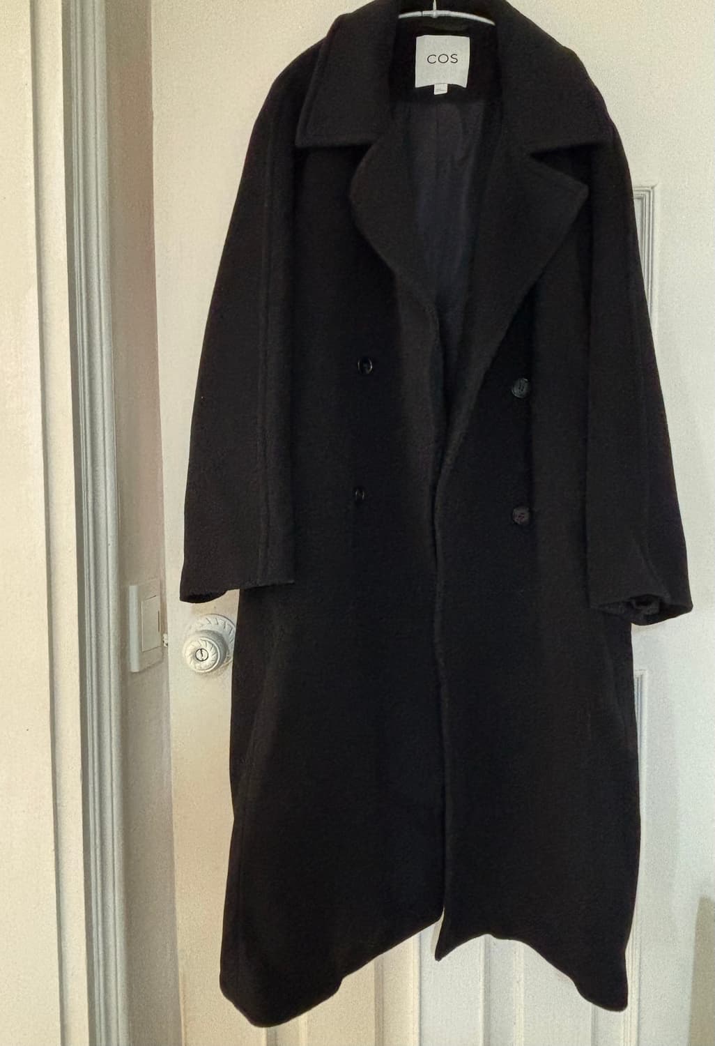 COS 24fw 블랙 오버핏 더블 롱코트 상품이미지1