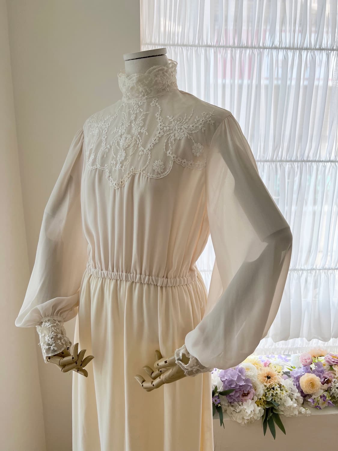 엔틱 레이스 하이넥 벌룬 맥시 드레스 상품이미지4