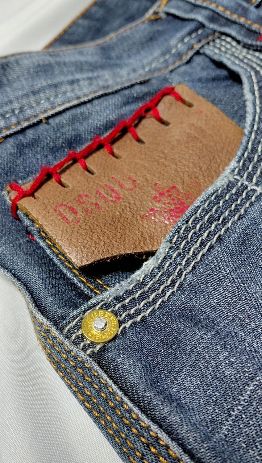 디스퀘어드2 레드탭 & 가죽 스티치 포인트 워싱진 (W34 L33) 상품이미지9