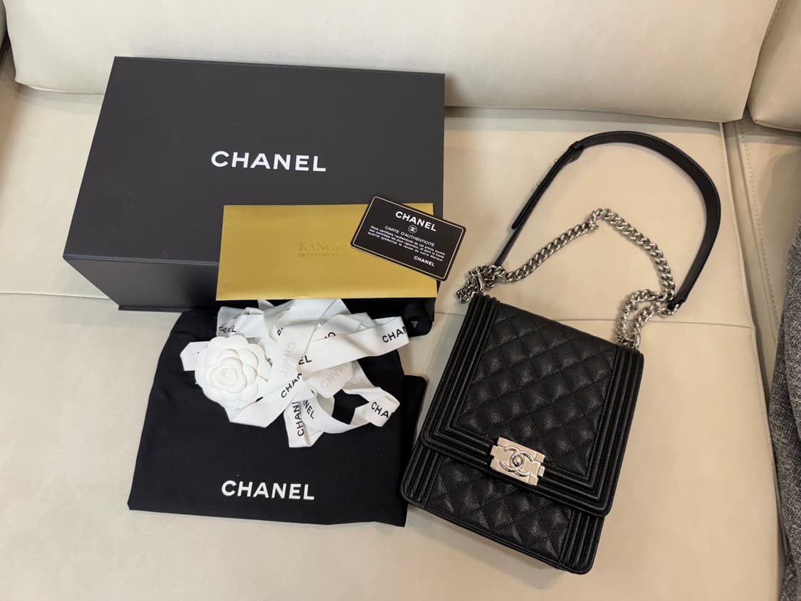 샤넬 보이 버티컬 플랩백 사첼백 캐비어 은장 29번대 상품이미지1