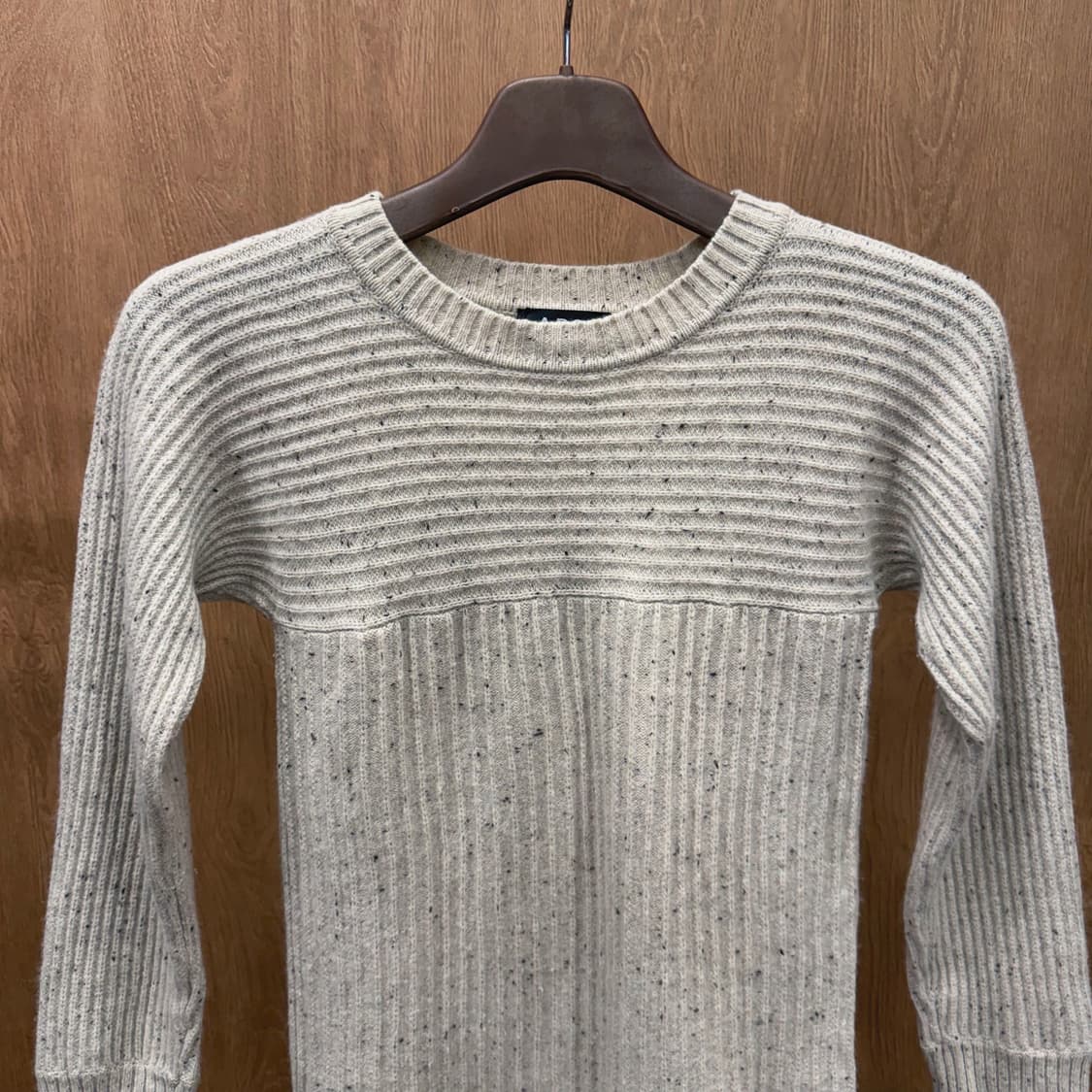 아페쎄 라운드넥 니트 멜란지 텍스처 디테일 슬림핏 라이트 그레이 상품이미지4