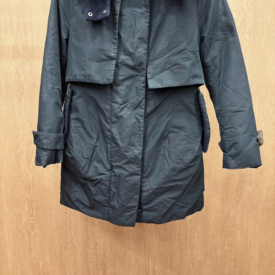 시스템 하이넥 패딩 코트 퍼 후드 허리 내장 스트링 헴라인 디테일 블랙 상품이미지5