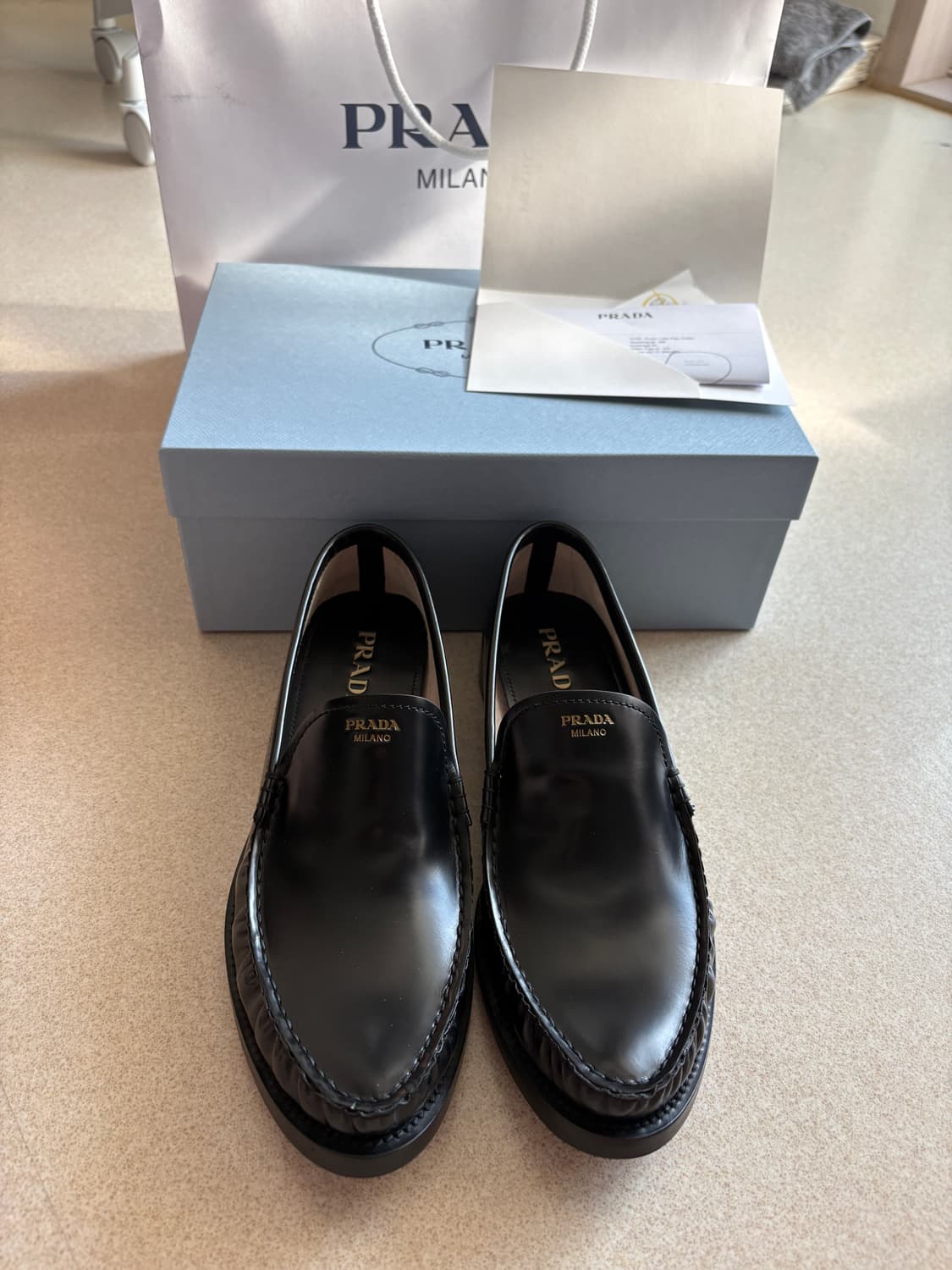 새상품) 프라다 셔링 로퍼 블랙 38.5 상품이미지1