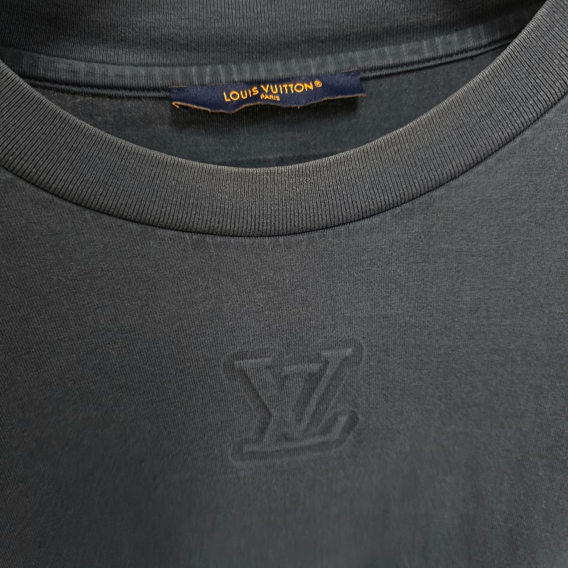 루이비통 엠보스드 LV 반팔 티셔츠 xxl사이즈 판매 상품이미지3