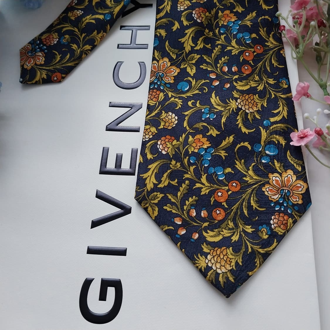 지방시 실크 네이비 플로럴 패턴 넥타이 9.7cm A+등급 K1469
 상품이미지4