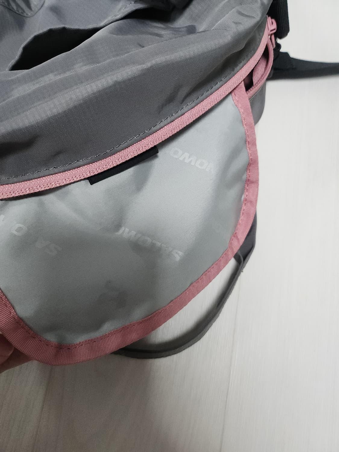 살로몬 포쉬 토트백 차콜 핑크 상품이미지2