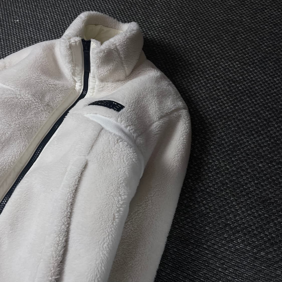 데상트 화이트 로고패치 플리스 자켓 95 상품이미지5