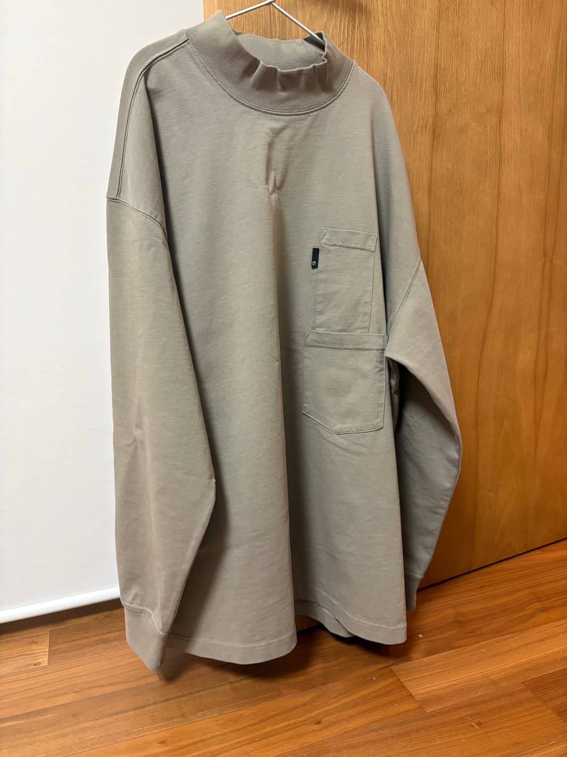 모이프 [AW25] 배기 모크넥 롱슬리브 티 / 올리브 그레이 Size1 상품이미지3