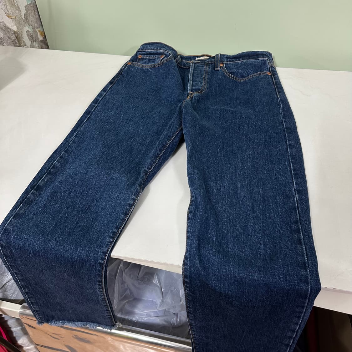 우먼M-L 리바이스 빈티지워시드 웻지스트레이트핏 버튼플라이 크롭데님팬츠 상품이미지6