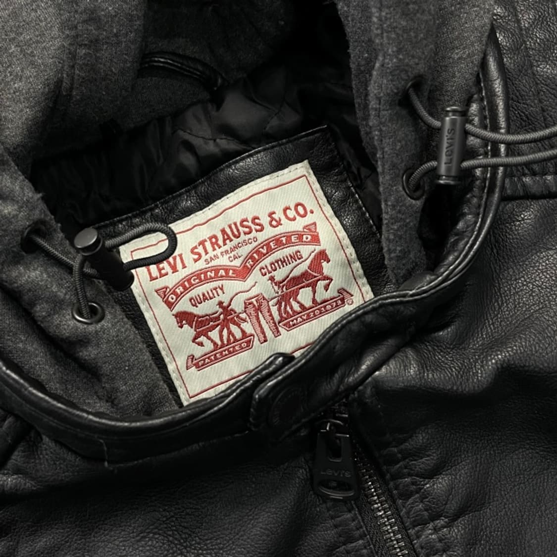 100 리바이스 유광 레더 후드 자켓  상품이미지4