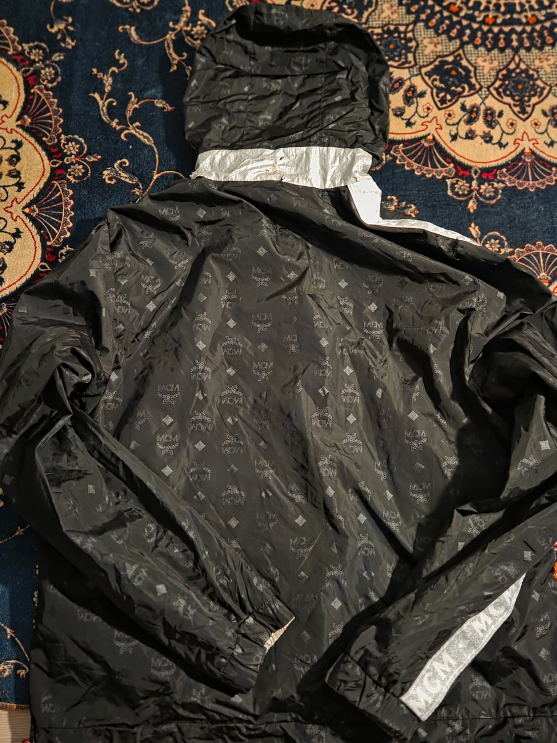 [MCM] 리버시블 바람막이 자켓 (블랙 패턴 / 실버 메탈릭) 상품이미지2