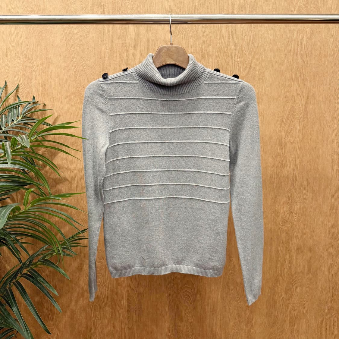 아르마니 익스체인지 터틀넥 니트 숄더 버튼 가로 리브 패턴 디테일 그레이 상품이미지1