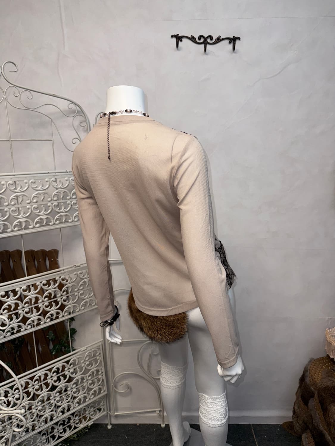Beige grunge oriental knotted mesh 긴팔티 상품이미지6