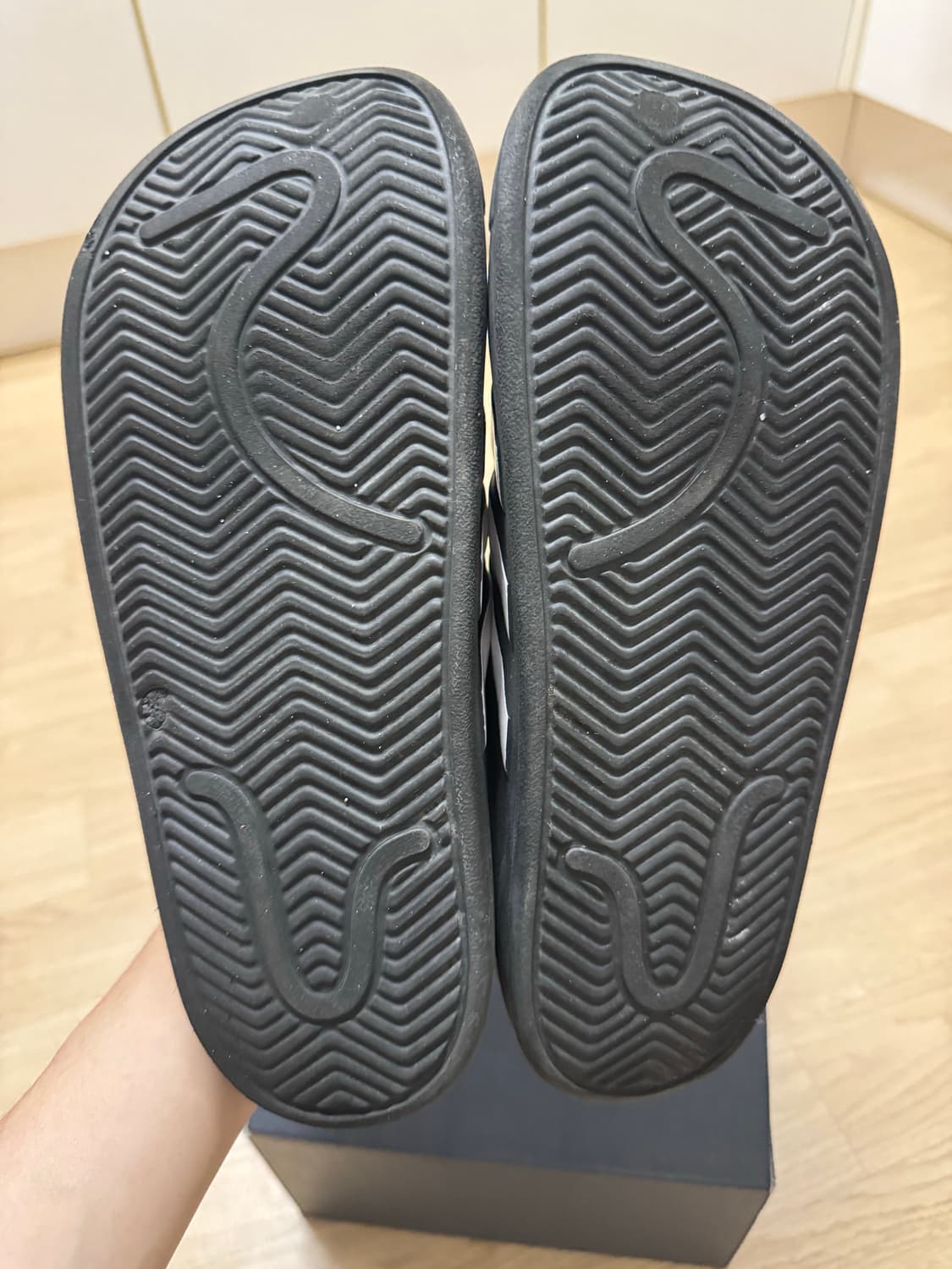 아디다스 아딜렛 클로그 블랙 화이트 상품이미지3