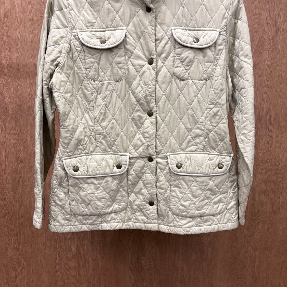 바버 퀄팅 자켓 하이넥 스탠드 카라 허리 양쪽 버튼 탭 디테일 아이보리 상품이미지5