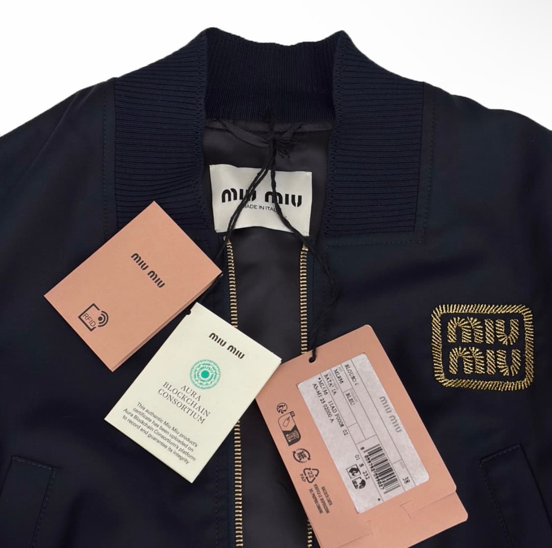 [38] 미우미우 24ss 여성 크롭 바타비아 봄버 바시티 자켓 네이비 상품이미지7