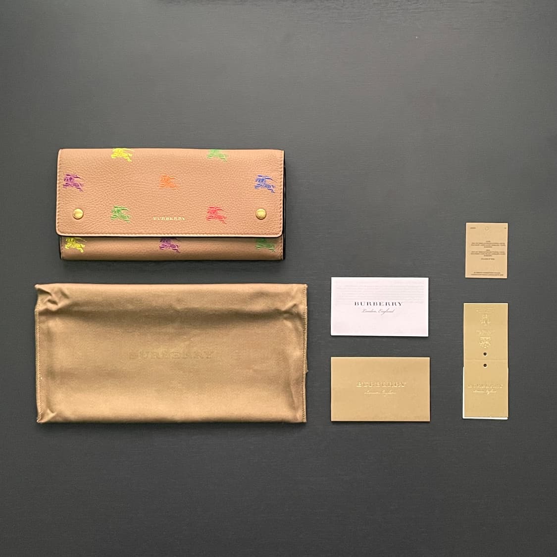 [새상품, 풀구성] 버버리 레더 기사 지갑 장지갑 Hollee EKD 상품이미지2