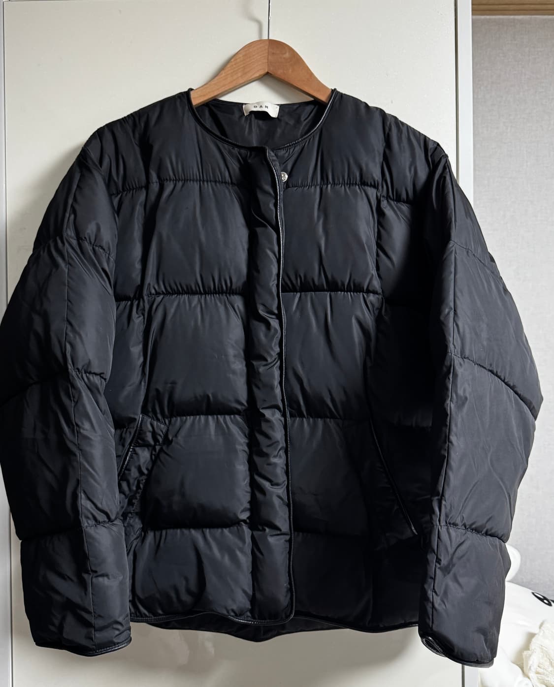 유루이 노카라 라운드넥 패딩 블랙 색상 (수수료 무료) 상품이미지3