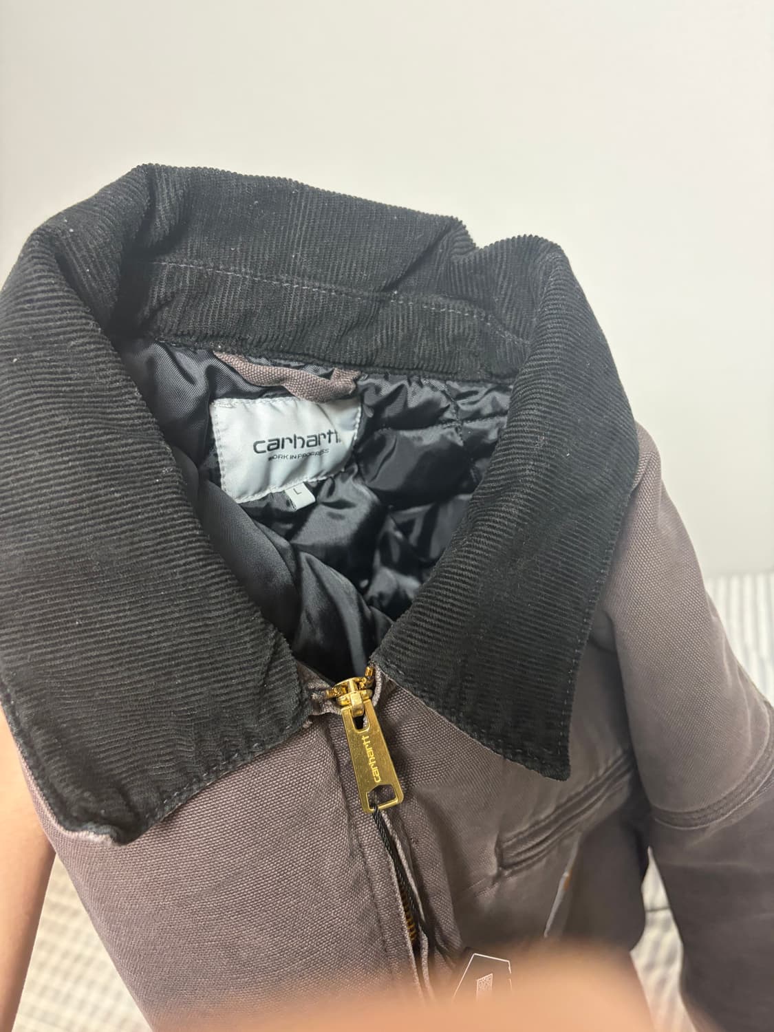 칼하트 WIP OG 디트로이트 자켓 토바코 블랙 판매합니다 상품이미지3