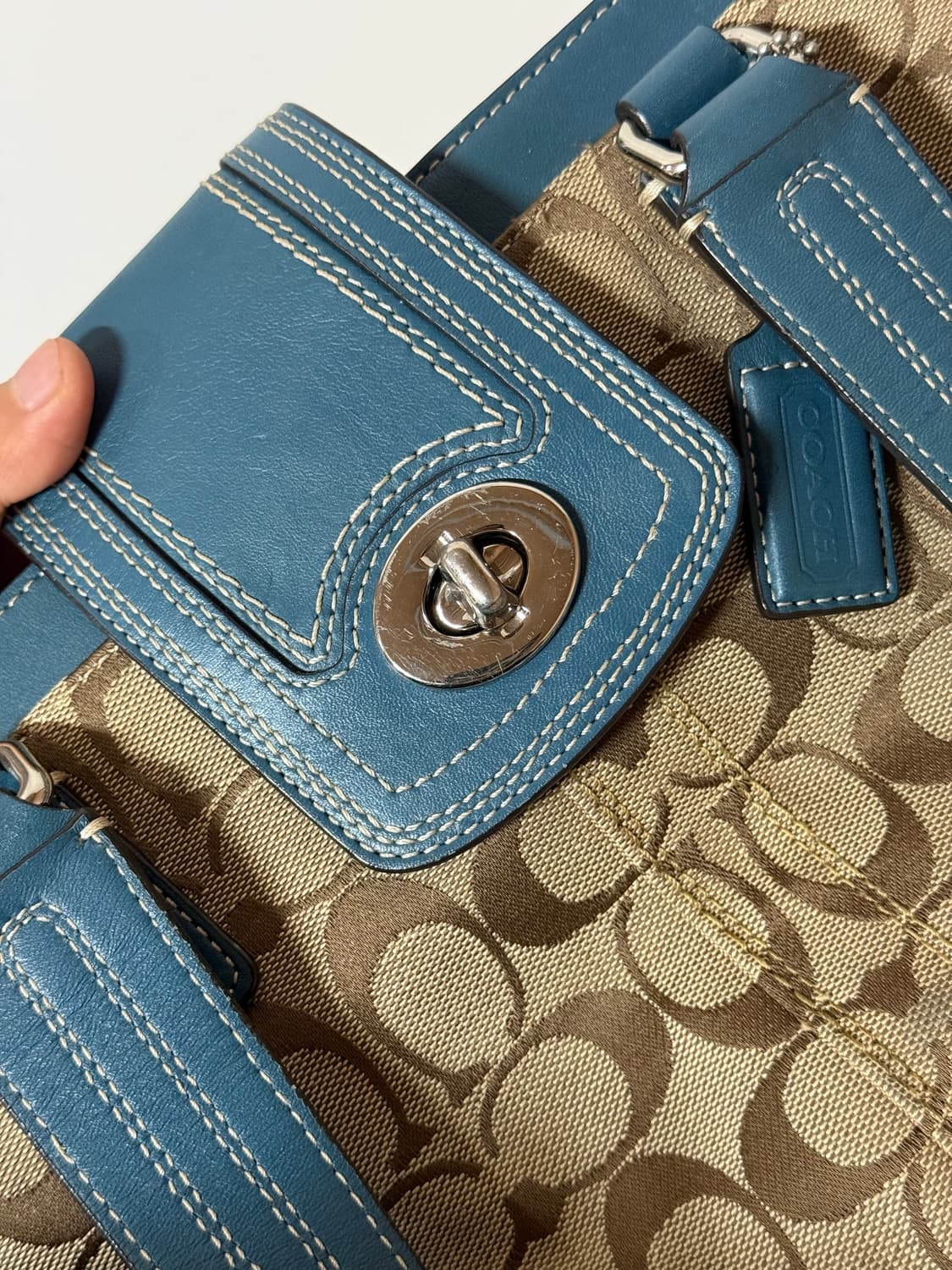 마지막 할인 코치 y2k 시그니처라인 자카드 블루 레더 숄더백 상품이미지6