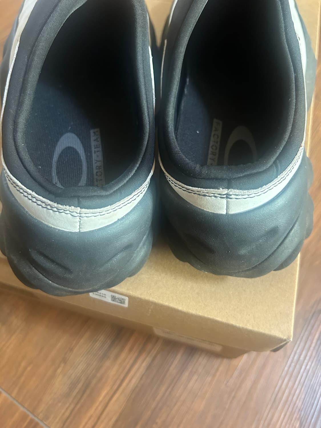 오클리 팩토리 브레인데드 센스 찹 쏘우 뮬 화이트 275 상품이미지4