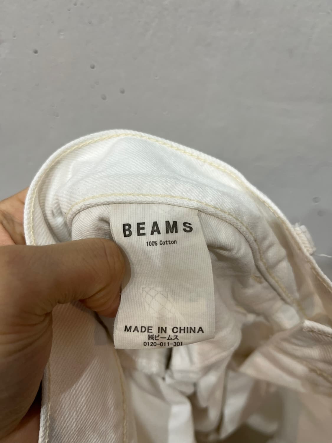 BEAMS 빔즈 테이퍼드 화이트 원턱 데님패츠 상품이미지4