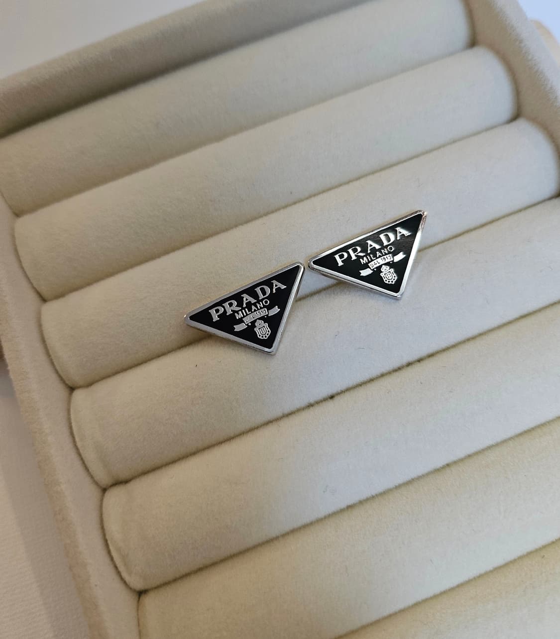 프라다 업사이클링 삼각로고 미니 귀걸이 블랙 상품이미지1