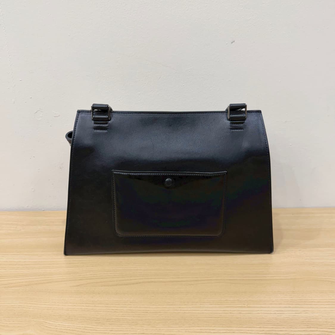 셀린느 숄더백 탑핸들 플랩 프론트 포켓 지퍼 디테일 블랙 베이지 상품이미지2