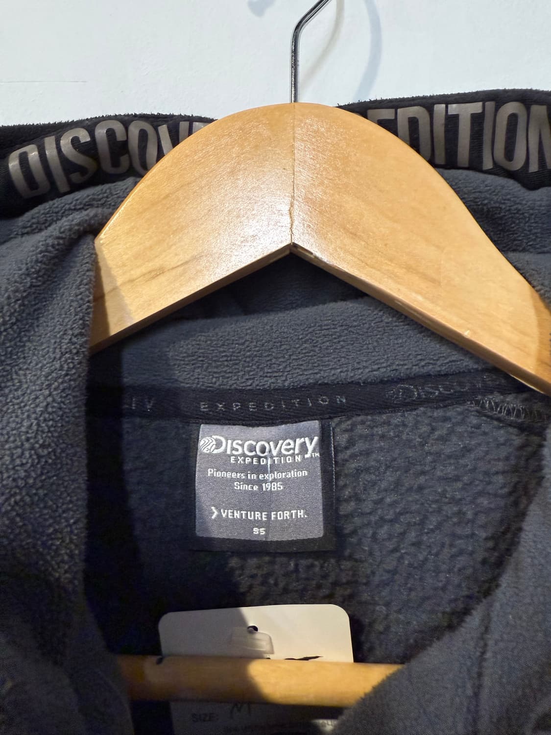 디스커버리 블랙 플리스 후드집업 상품이미지3