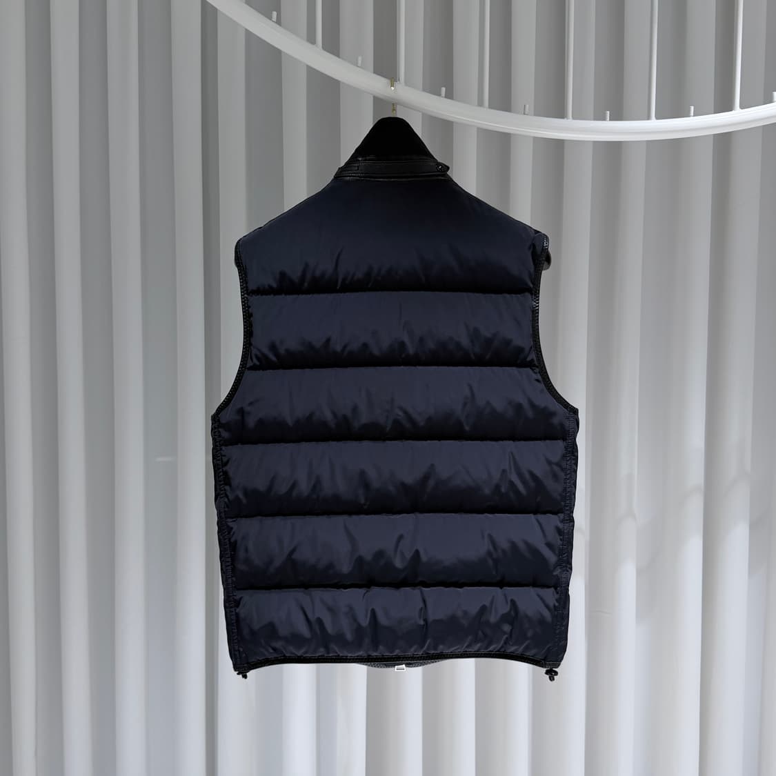 (A+/ 48) / 톰포드 레더 트리밍 퀄팅 쉘 다운 블랙 패딩 조끼 상품이미지7