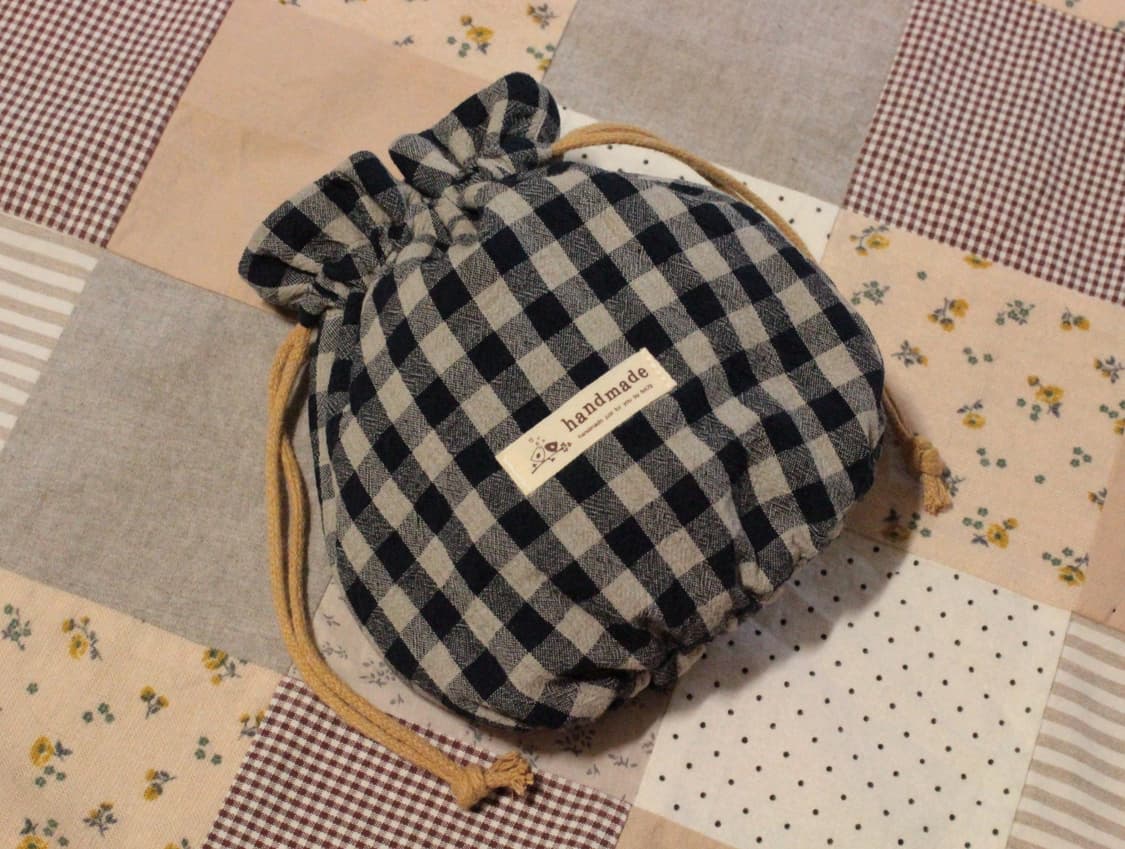 핸드메이드 네이비체크 셔링 스트링 파우치 상품이미지1