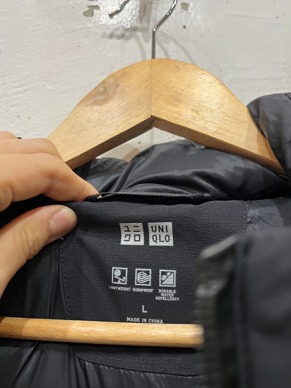 유니클로 심리스 다운 패딩 블랙 L 상품이미지3