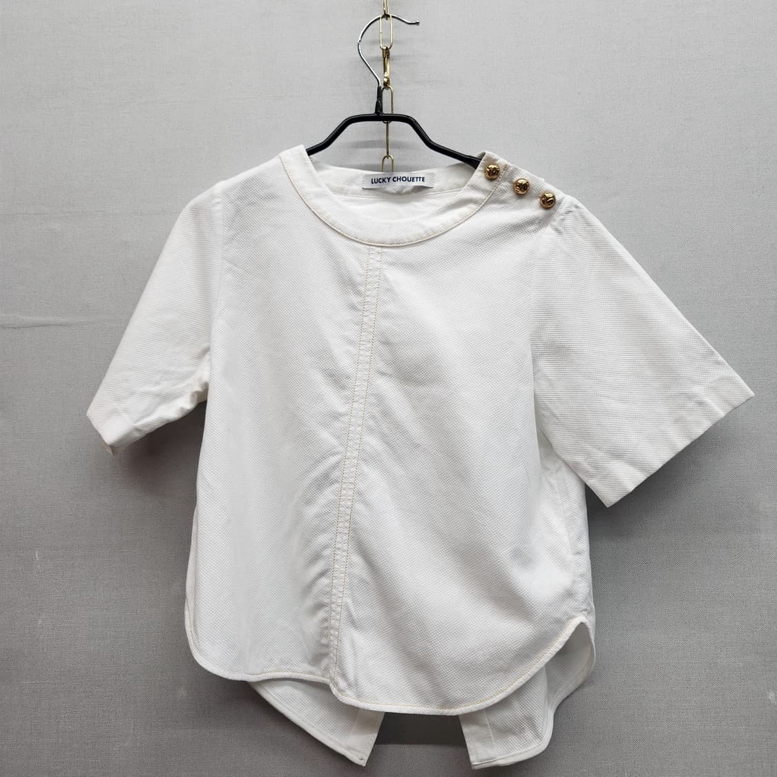 럭키슈에뜨 숄 금장버튼 코튼 뒷트임 숏 블라우스 36(S) 상품이미지1