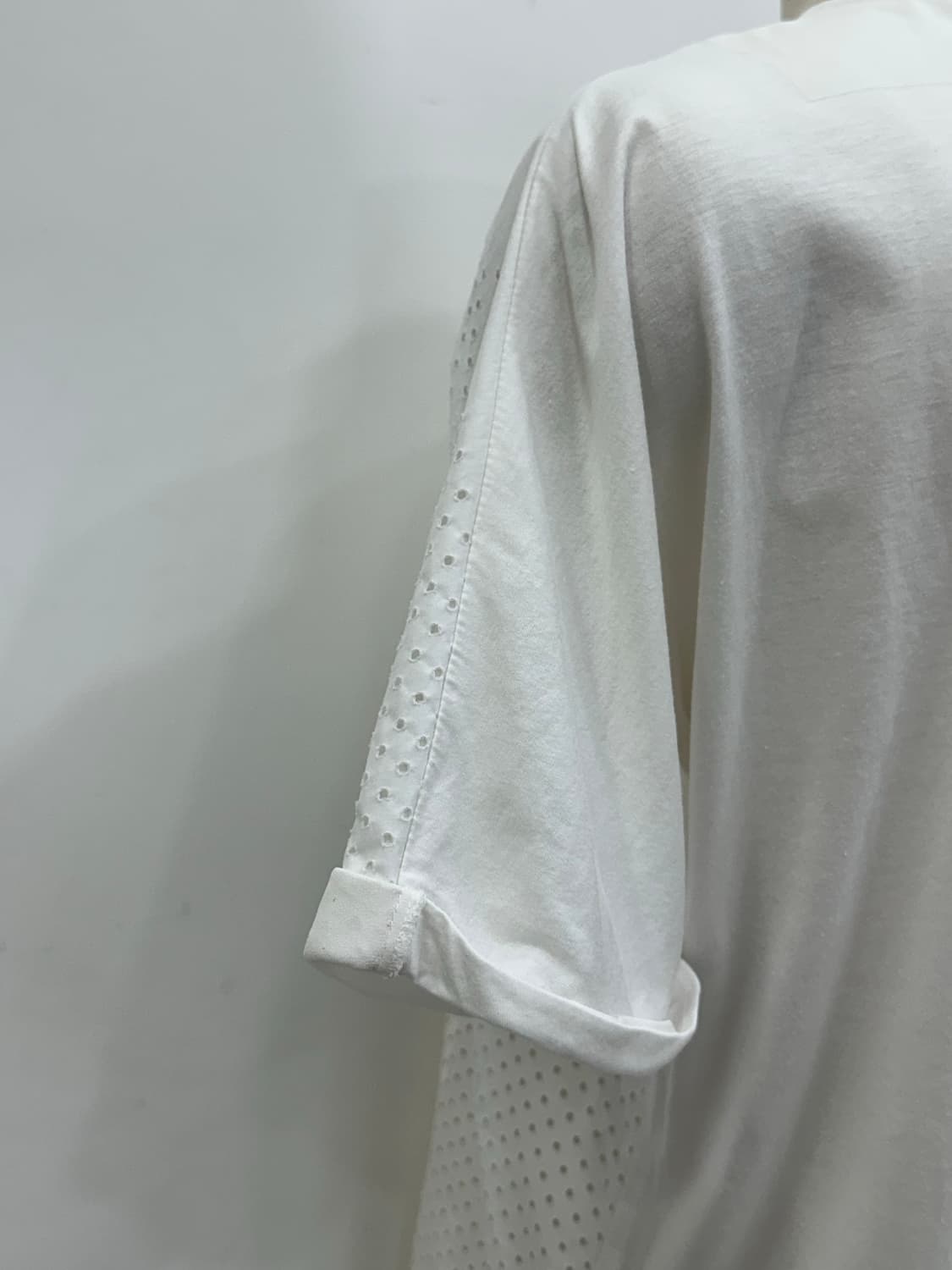 미샤 펀칭 디테일 브이넥 블라우스 상품이미지4