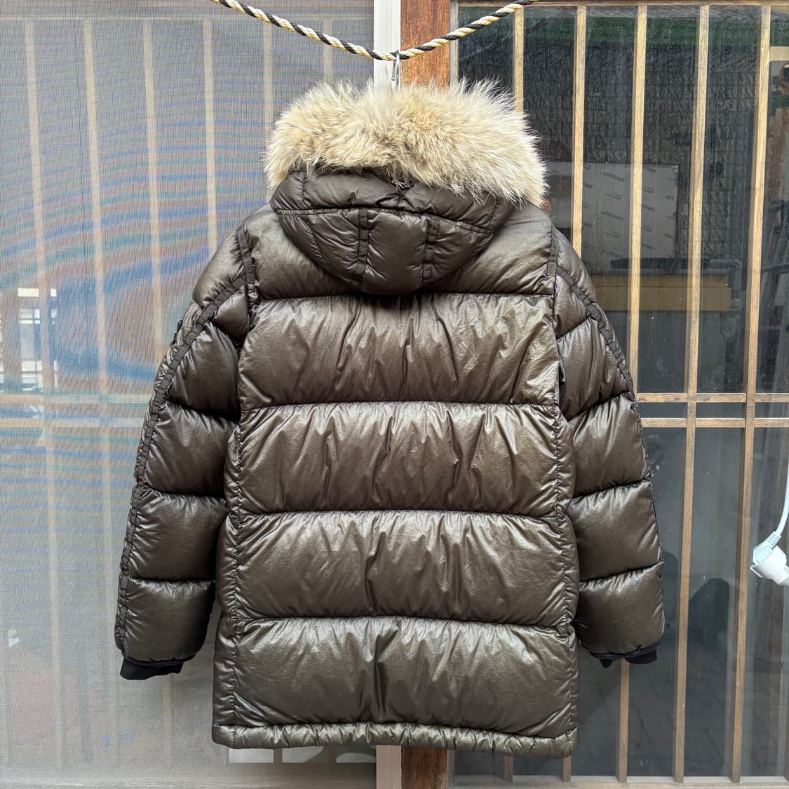 스톤아일랜드 코요테 털(탈부착) 후드 다크 올리브 워싱 푸퍼 자켓 상품이미지4