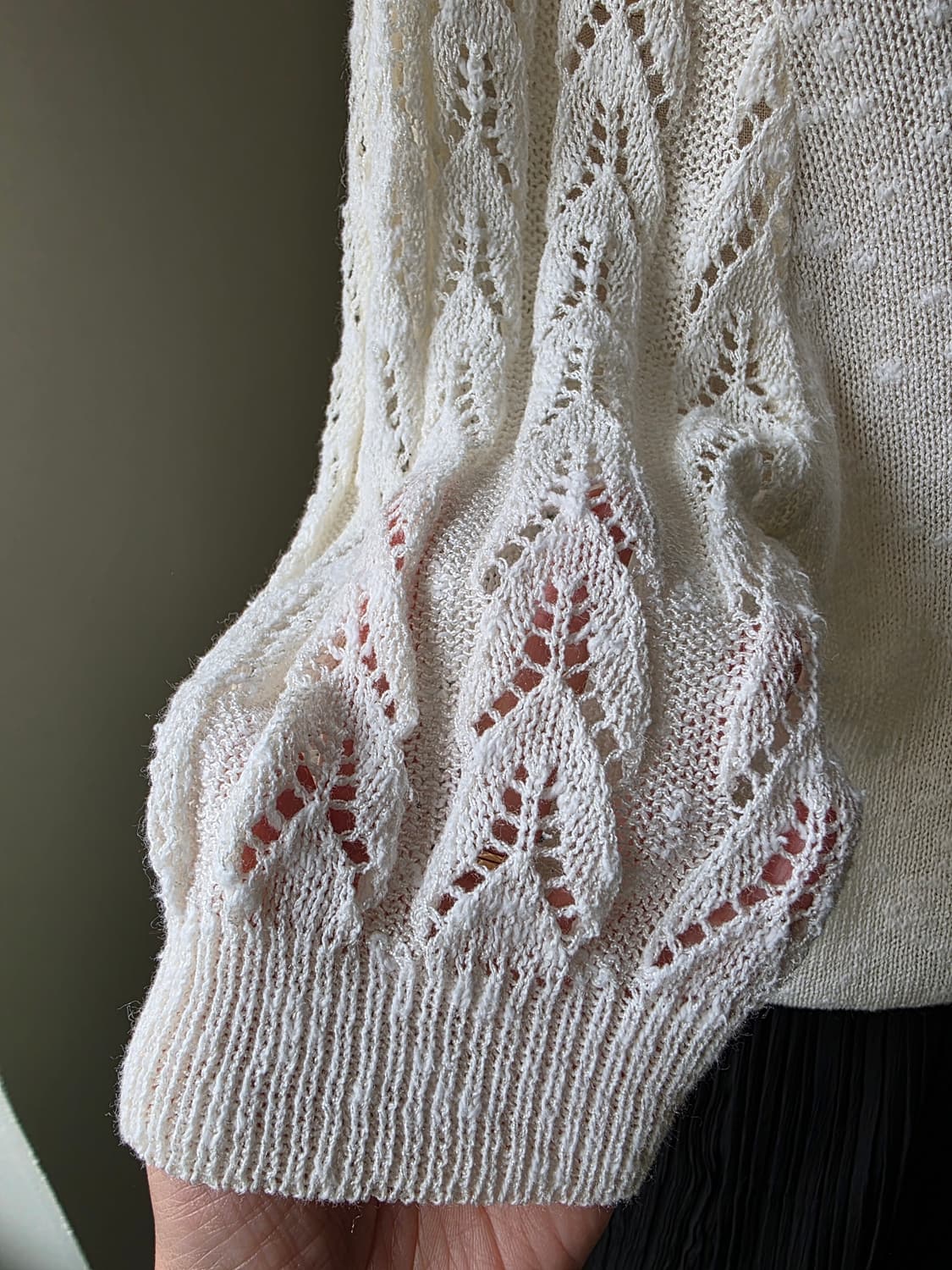 아이보리 리본 장식 크로쉐 소매 라운드 니트 상품이미지3
