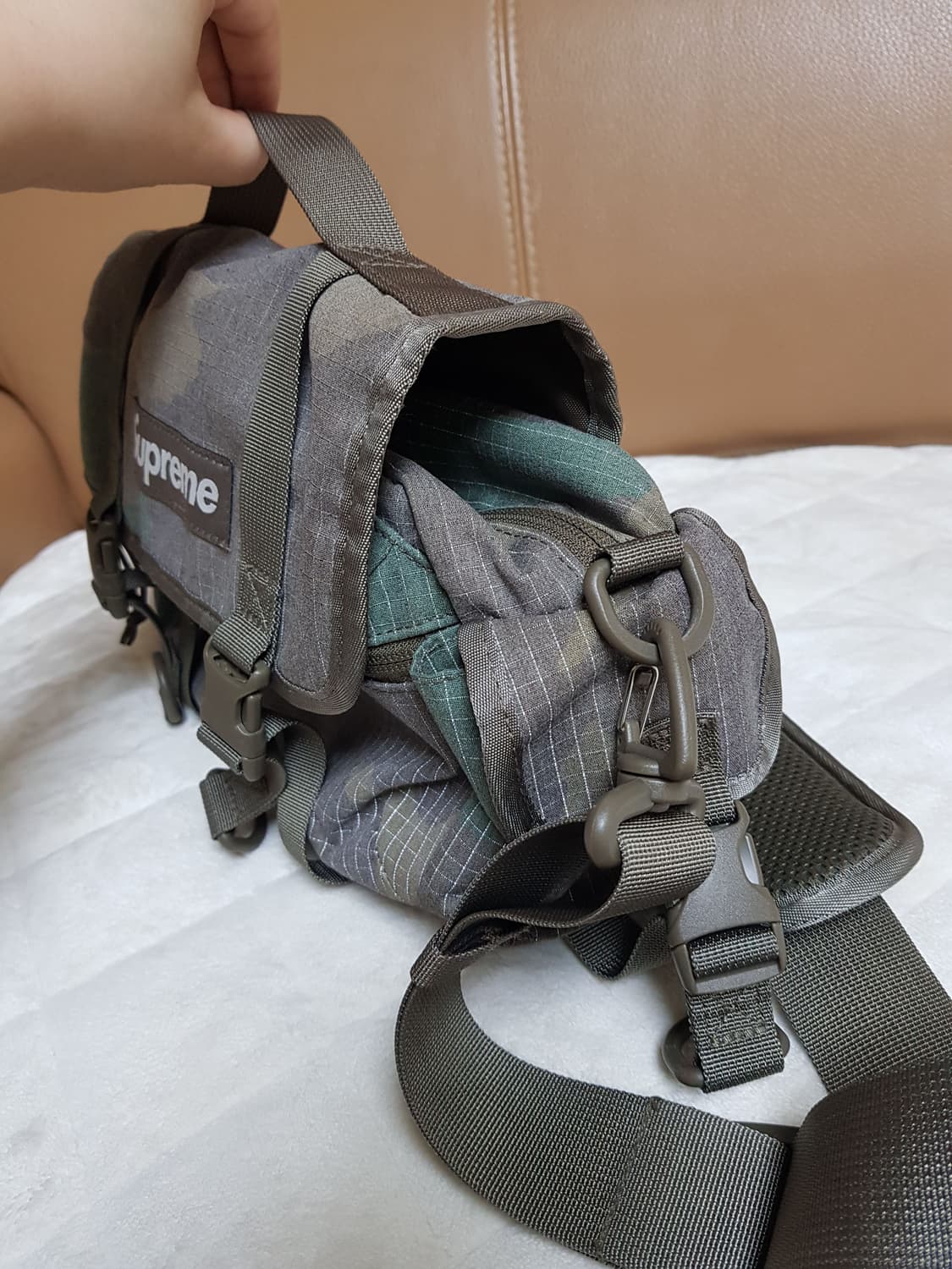 슈프림 미니 더플백 크로스백 우드랜드 카모 24SS 상품이미지4