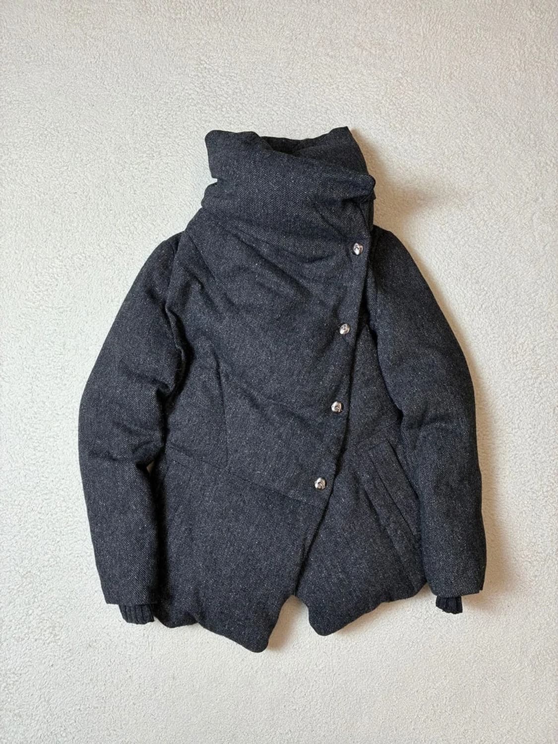 비비안웨스트우드 10's 앵글로매니아 사선 하이넥 패딩 PN7146 상품이미지2