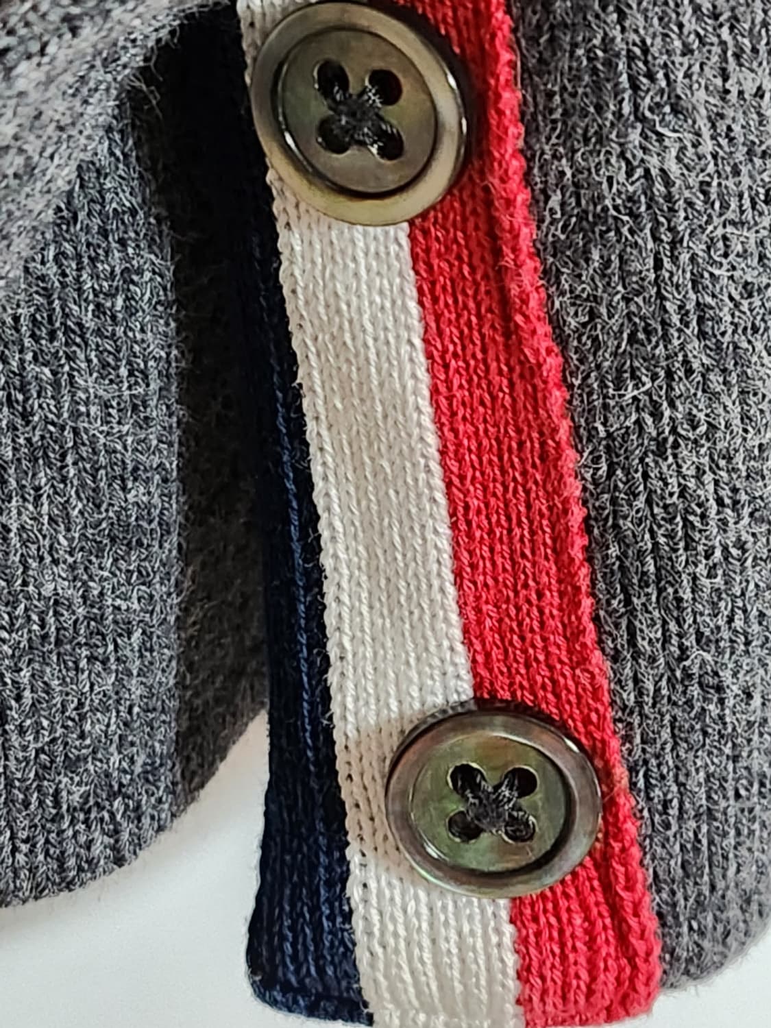 [1] 톰브라운 차콜 사선완장 맨투맨 MJT021H 상품이미지7